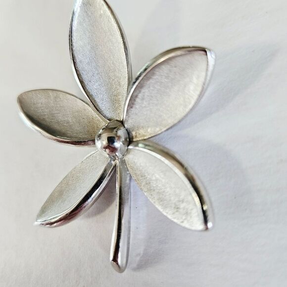 Vintage Crown Trifari Alfred Philippe Brushed Silver Tone Floral Brooch Pin - Picture 4 of 9